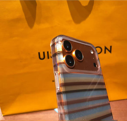 スマホケース  高級感レトロストライプスマホケース ダブルV   耐衝撃・防振性能に優れ、高級感あふれるスマホケースで、iPhone13~17 に対応