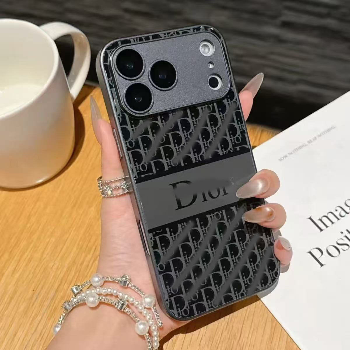 スマホケース  高級感レンズフィルム付きスマホケース ダブルDi**   耐衝撃・防振性能に優れ、高級感あふれるスマホケースで、iPhone12~17 に対応