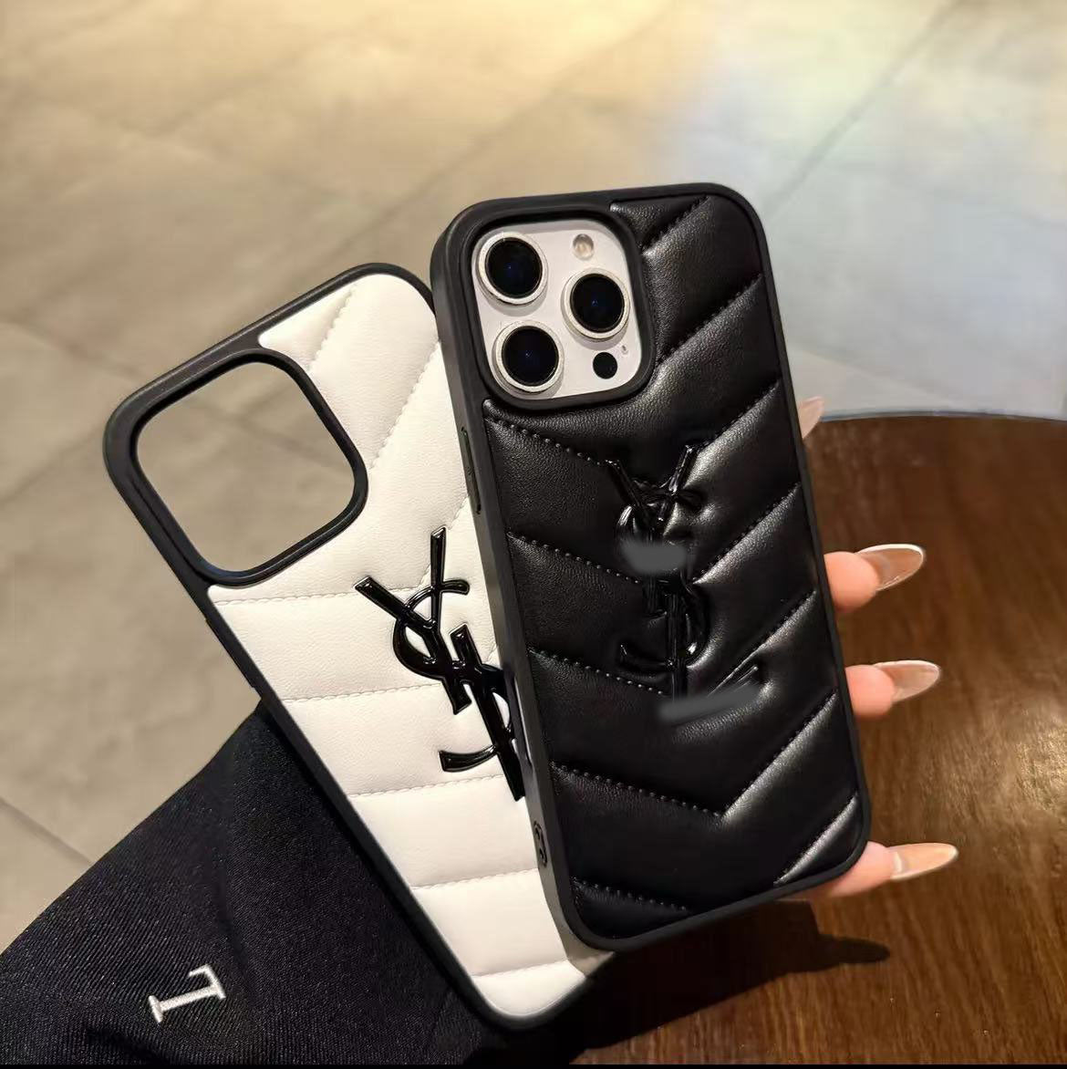 スマホケース  高級感エンボス加工スマホケース  ダブルY  耐衝撃・防振性能に優れ、高級感あふれるスマホケースで、iPhone12~16 に対応