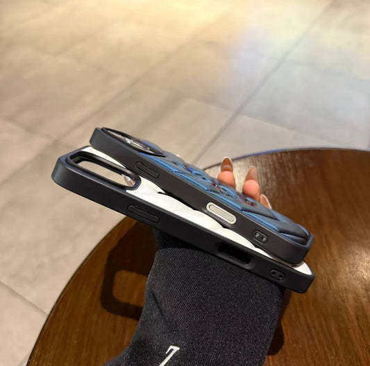 スマホケース  高級感エンボス加工スマホケース  ダブルY  耐衝撃・防振性能に優れ、高級感あふれるスマホケースで、iPhone12~16 に対応