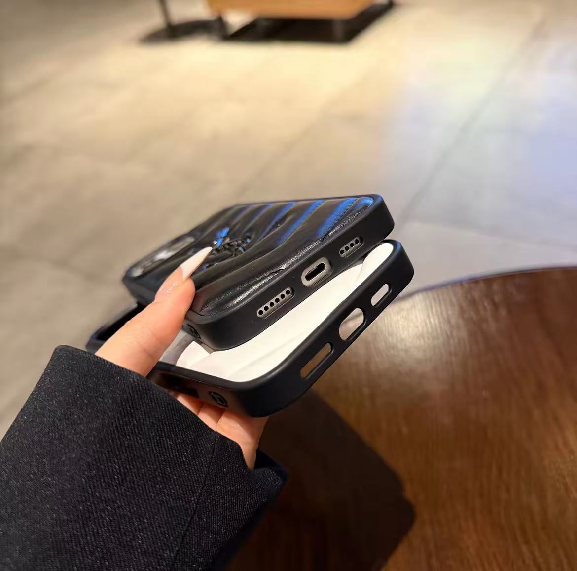 スマホケース  高級感エンボス加工スマホケース  ダブルY  耐衝撃・防振性能に優れ、高級感あふれるスマホケースで、iPhone12~16 に対応