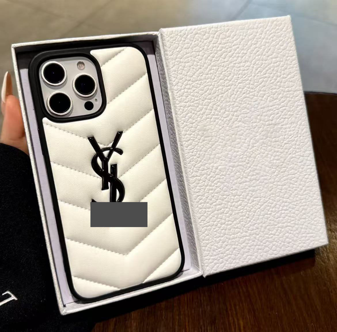 スマホケース  高級感エンボス加工スマホケース  ダブルY  耐衝撃・防振性能に優れ、高級感あふれるスマホケースで、iPhone12~16 に対応