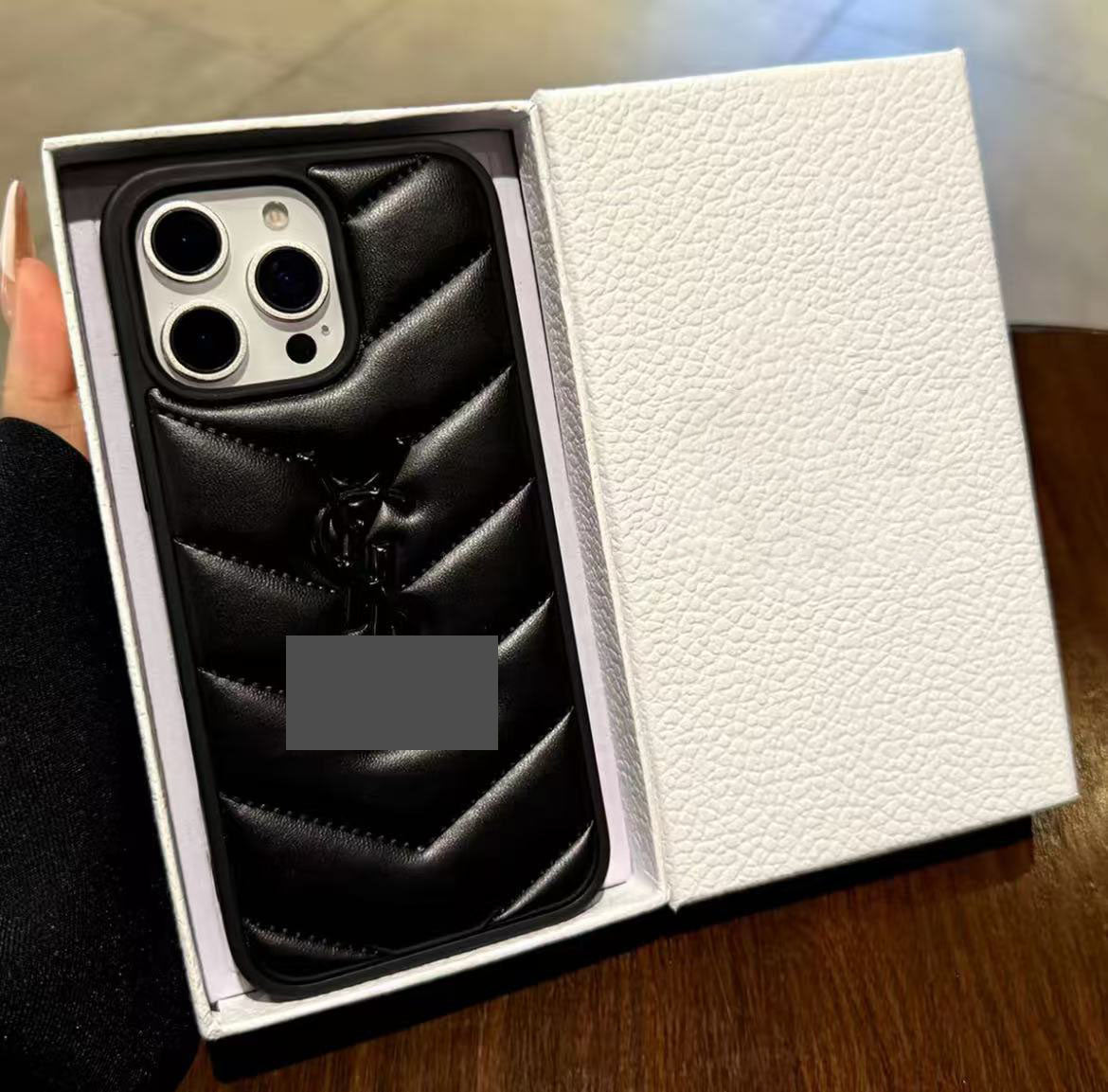 スマホケース  高級感エンボス加工スマホケース  ダブルY  耐衝撃・防振性能に優れ、高級感あふれるスマホケースで、iPhone12~16 に対応