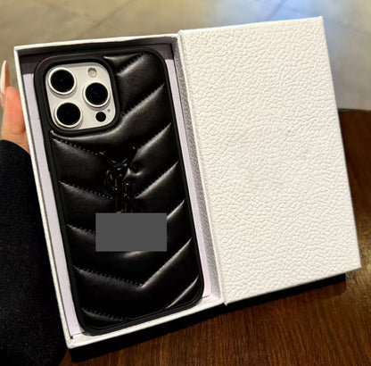 スマホケース  高級感エンボス加工スマホケース  ダブルY  耐衝撃・防振性能に優れ、高級感あふれるスマホケースで、iPhone12~16 に対応