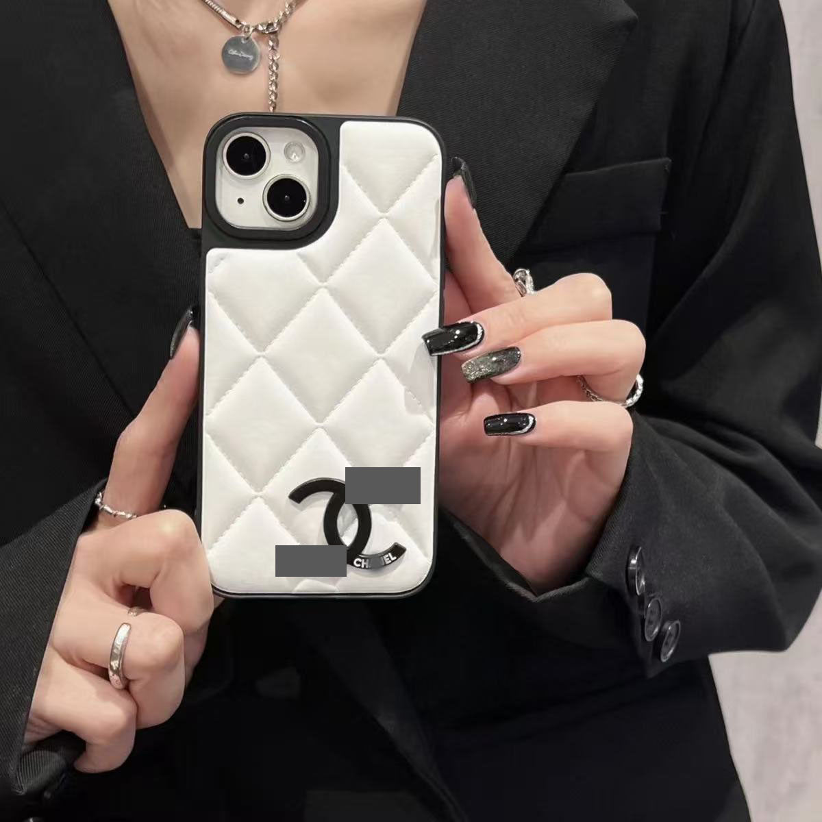 スマホケース  高級感レザー製スマホケース ダブルC   耐衝撃・防振性能に優れ、高級感あふれるスマホケースで、 iPhone13~16 に対応