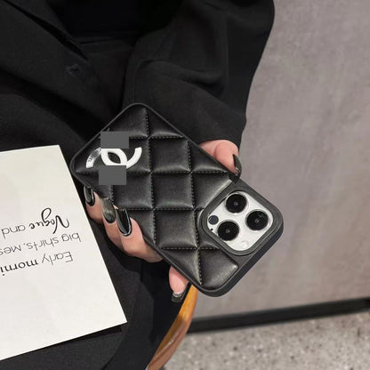 スマホケース  高級感レザー製スマホケース ダブルC   耐衝撃・防振性能に優れ、高級感あふれるスマホケースで、 iPhone13~16 に対応