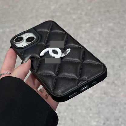 スマホケース  高級感レザー製スマホケース ダブルC   耐衝撃・防振性能に優れ、高級感あふれるスマホケースで、 iPhone13~16 に対応