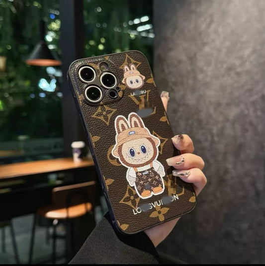 スマホケース  高級感ラッキー ぶぶ ストラップアクセサリー付きスマホケース ダブルV   耐衝撃・防振性能に優れ、高級感あふれるスマホケースで、 iPhone12~16 に対応