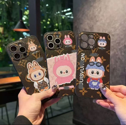 スマホケース  高級感ラッキー ぶぶ ストラップアクセサリー付きスマホケース ダブルV   耐衝撃・防振性能に優れ、高級感あふれるスマホケースで、 iPhone12~16 に対応