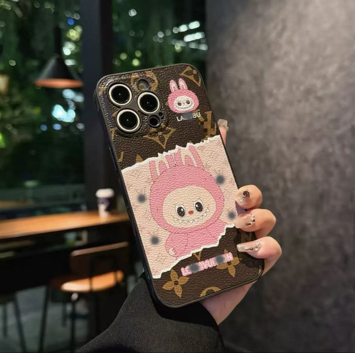 スマホケース  高級感ラッキー ぶぶ ストラップアクセサリー付きスマホケース ダブルV   耐衝撃・防振性能に優れ、高級感あふれるスマホケースで、 iPhone12~16 に対応