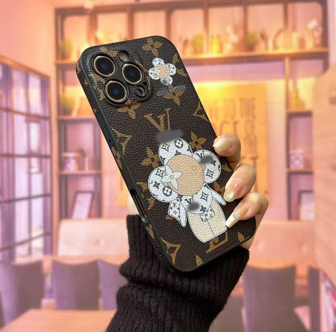 スマホケース  高級感レザー製太陽の花テーマスマホケース ダブルV   耐衝撃・防振性能に優れ、高級感あふれるスマホケースで、 iPhone13~17 に対応