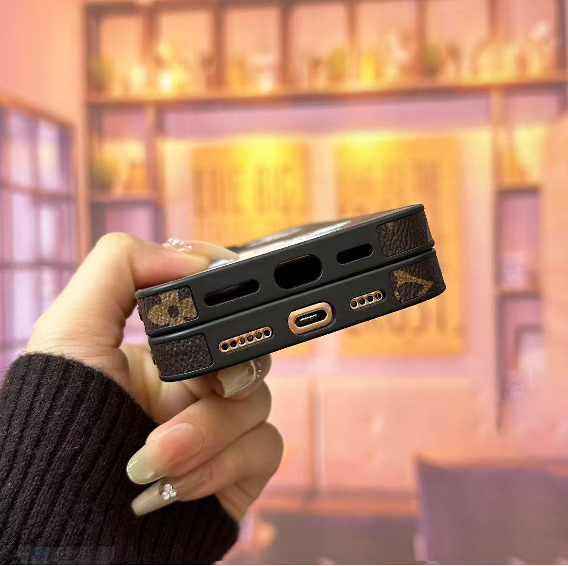 スマホケース  高級感レザー製太陽の花テーマスマホケース ダブルV   耐衝撃・防振性能に優れ、高級感あふれるスマホケースで、 iPhone13~17 に対応