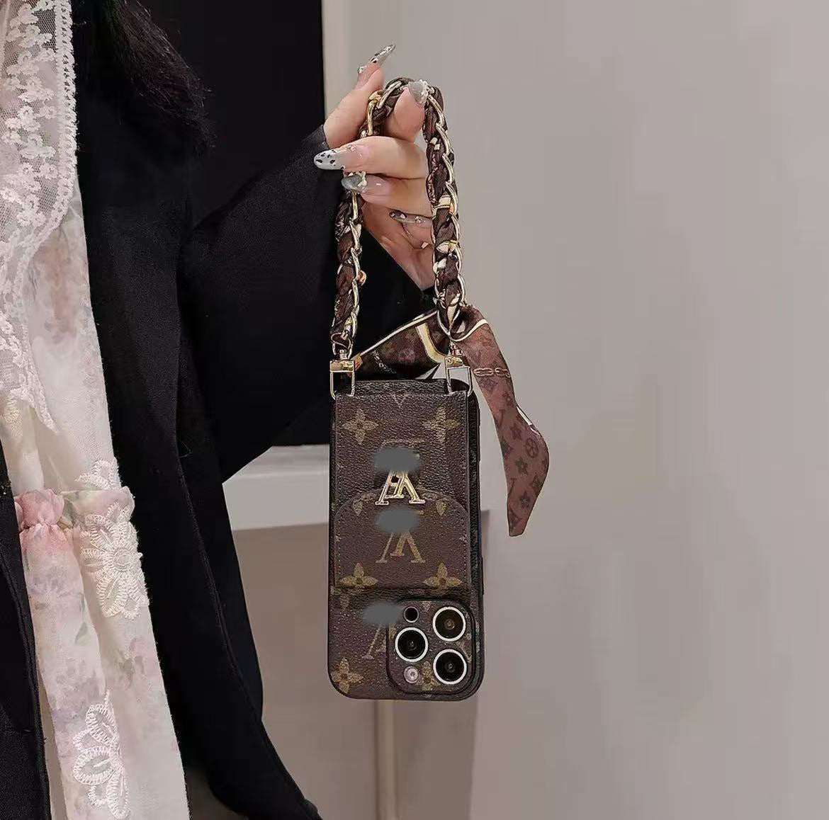 スマホケース  高級感ストラップ付き＋スカーフ付きスマホケース ダブルV   耐衝撃・防振性能に優れ、高級感あふれるスマホケースで、 iPhone12~17 に対応