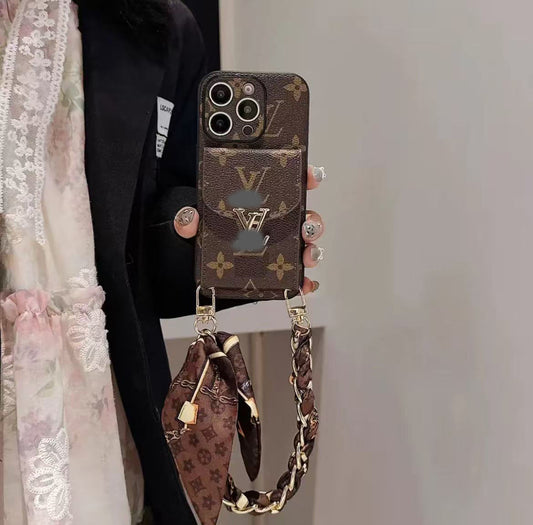 スマホケース  高級感ストラップ付き＋スカーフ付きスマホケース ダブルV   耐衝撃・防振性能に優れ、高級感あふれるスマホケースで、 iPhone12~17 に対応