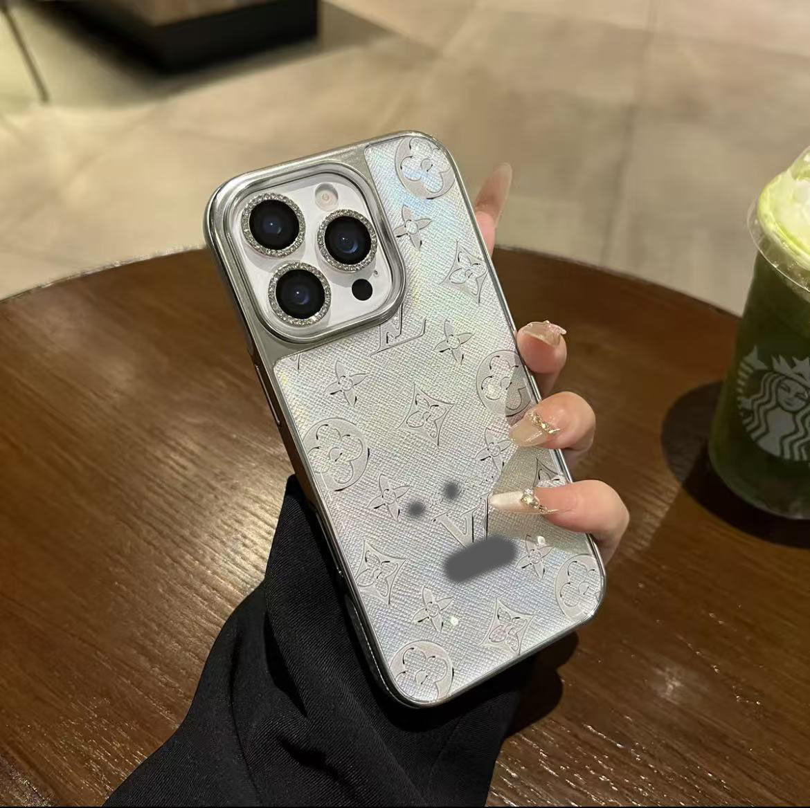 スマホケース  高級感レーザー光沢感スマホケース　ダブルV  耐衝撃・防振性能に優れ、高級感あふれるスマホケースで、iPhone13~17 に対応