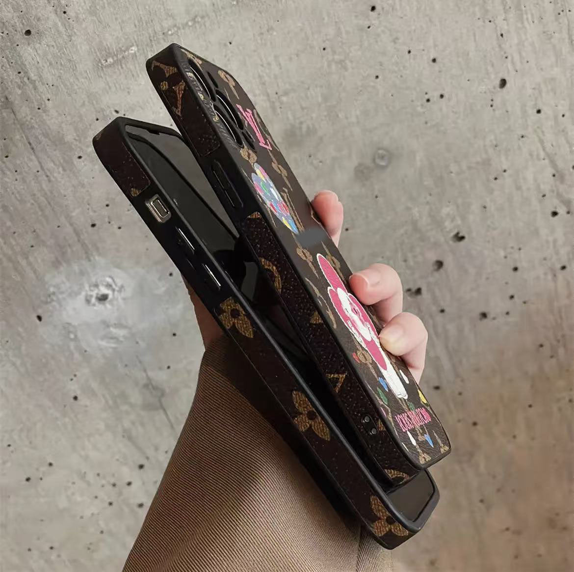 スマホケース  高級感太陽の花ボールスマホケース  ダブルV  耐衝撃・防振性能に優れ、高級感あふれるスマホケースで、 iPhone13~17 に対応