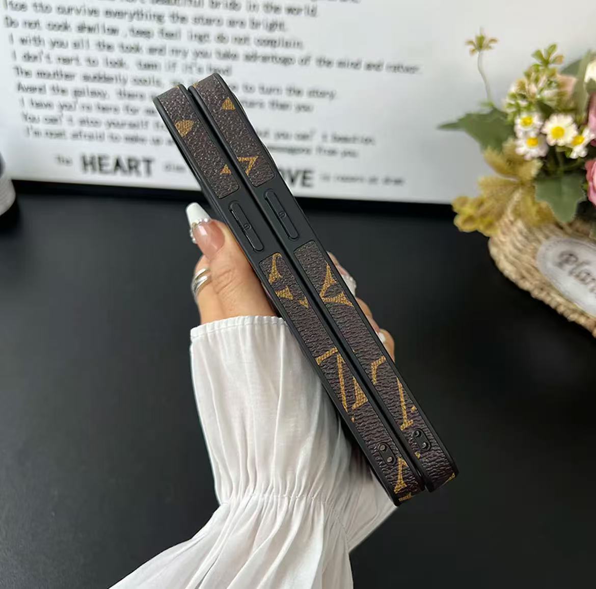 スマホケース  高級感ウィンター限定スマホケース  ダブルV  耐衝撃・防振性能に優れ、高級感あふれるスマホケースで、 iPhone13~16 に対応