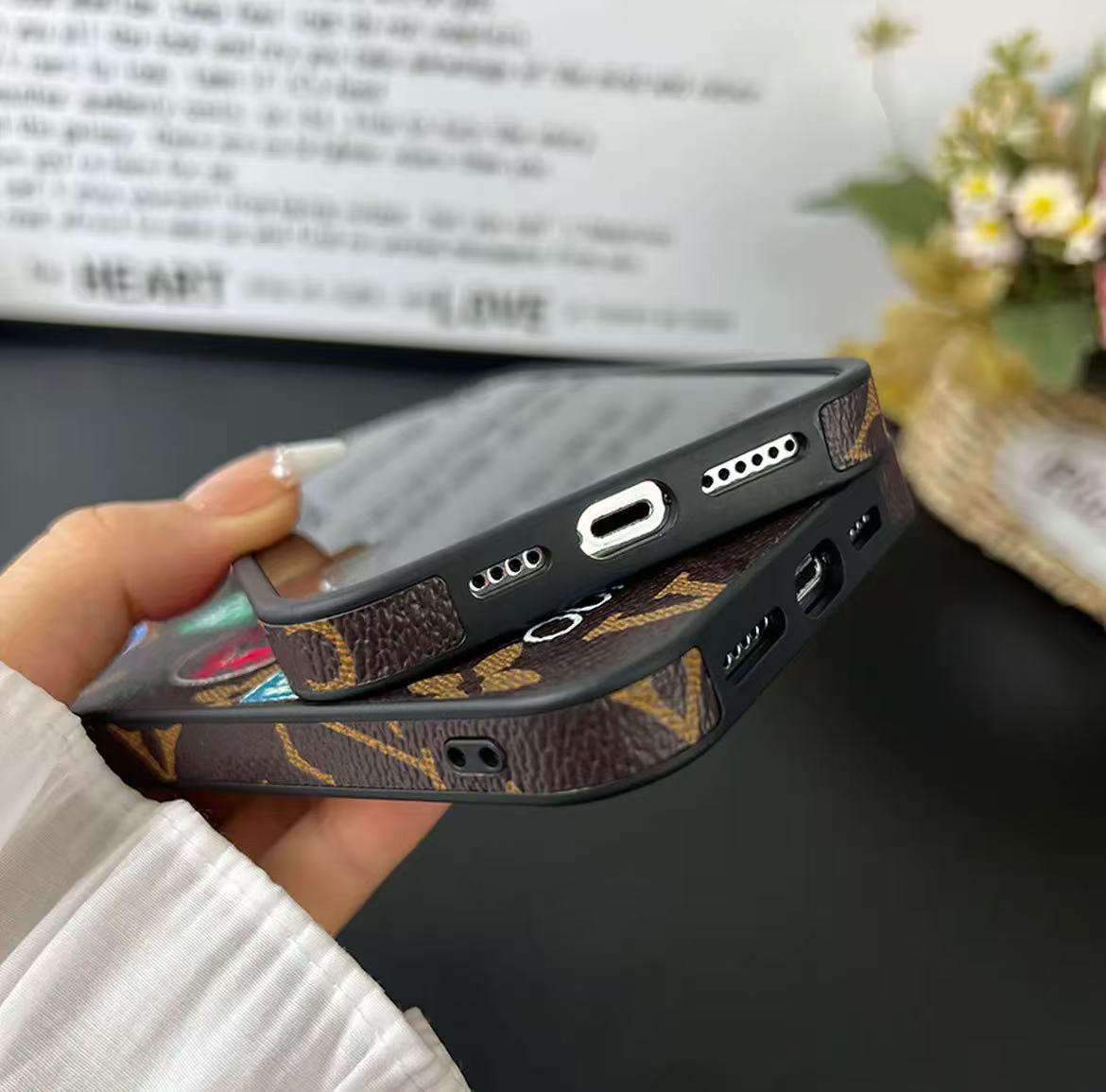 スマホケース  高級感ウィンター限定スマホケース  ダブルV  耐衝撃・防振性能に優れ、高級感あふれるスマホケースで、 iPhone13~16 に対応