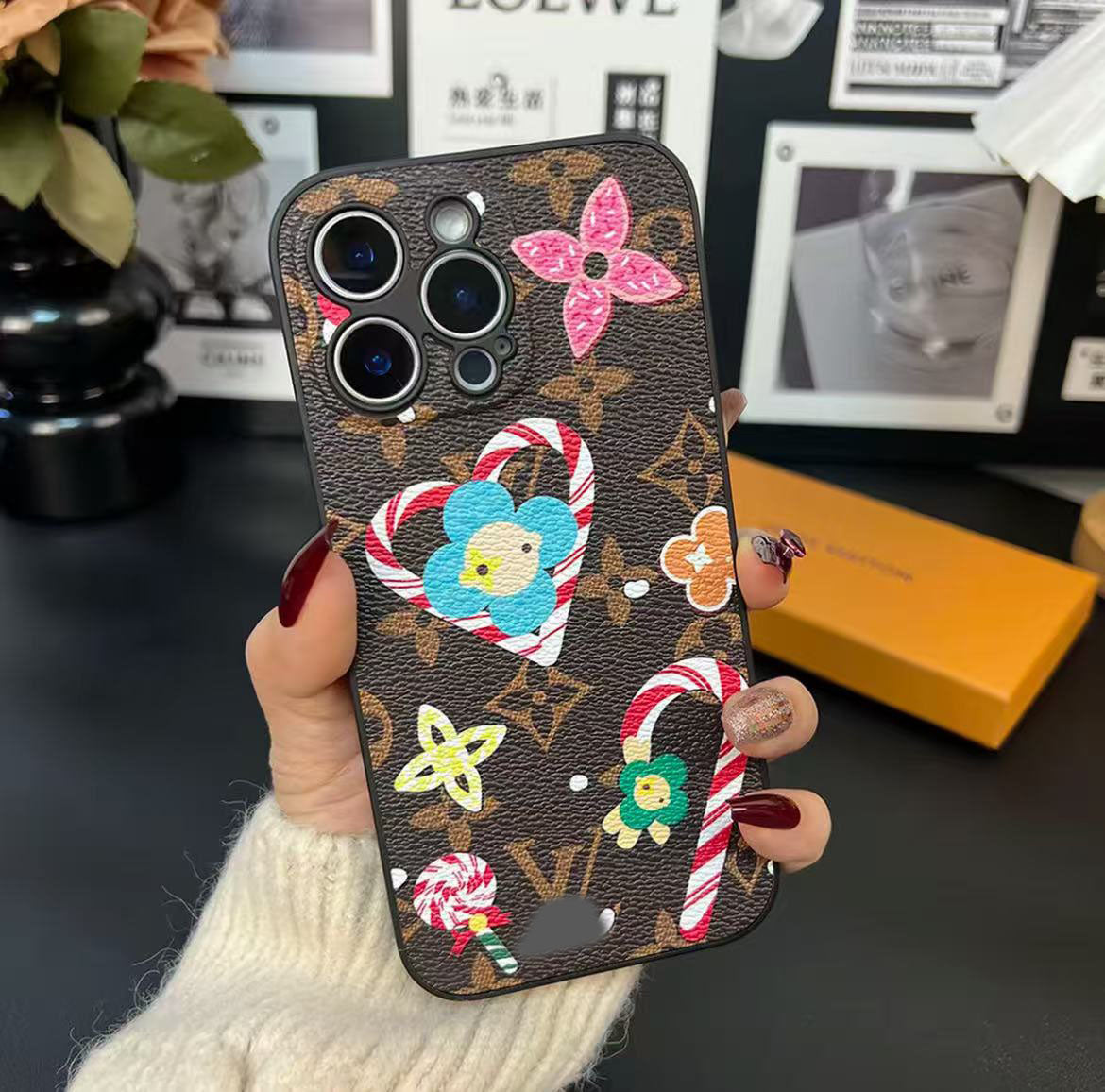 スマホケース  高級感ウィンター限定スマホケース  ダブルV  耐衝撃・防振性能に優れ、高級感あふれるスマホケースで、 iPhone13~16 に対応