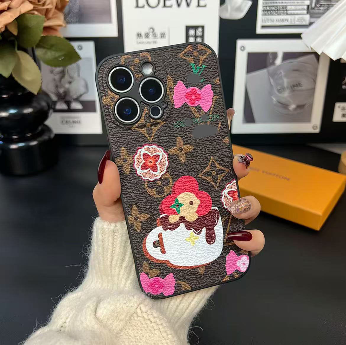 スマホケース  高級感ウィンター限定スマホケース  ダブルV  耐衝撃・防振性能に優れ、高級感あふれるスマホケースで、 iPhone13~16 に対応