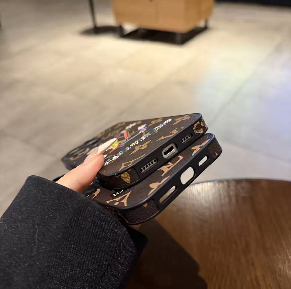 スマホケース  高級感カラフルスマホケース  ダブルV  耐衝撃・防振性能に優れ、高級感あふれるスマホケースで、 iPhone13~16 に対応