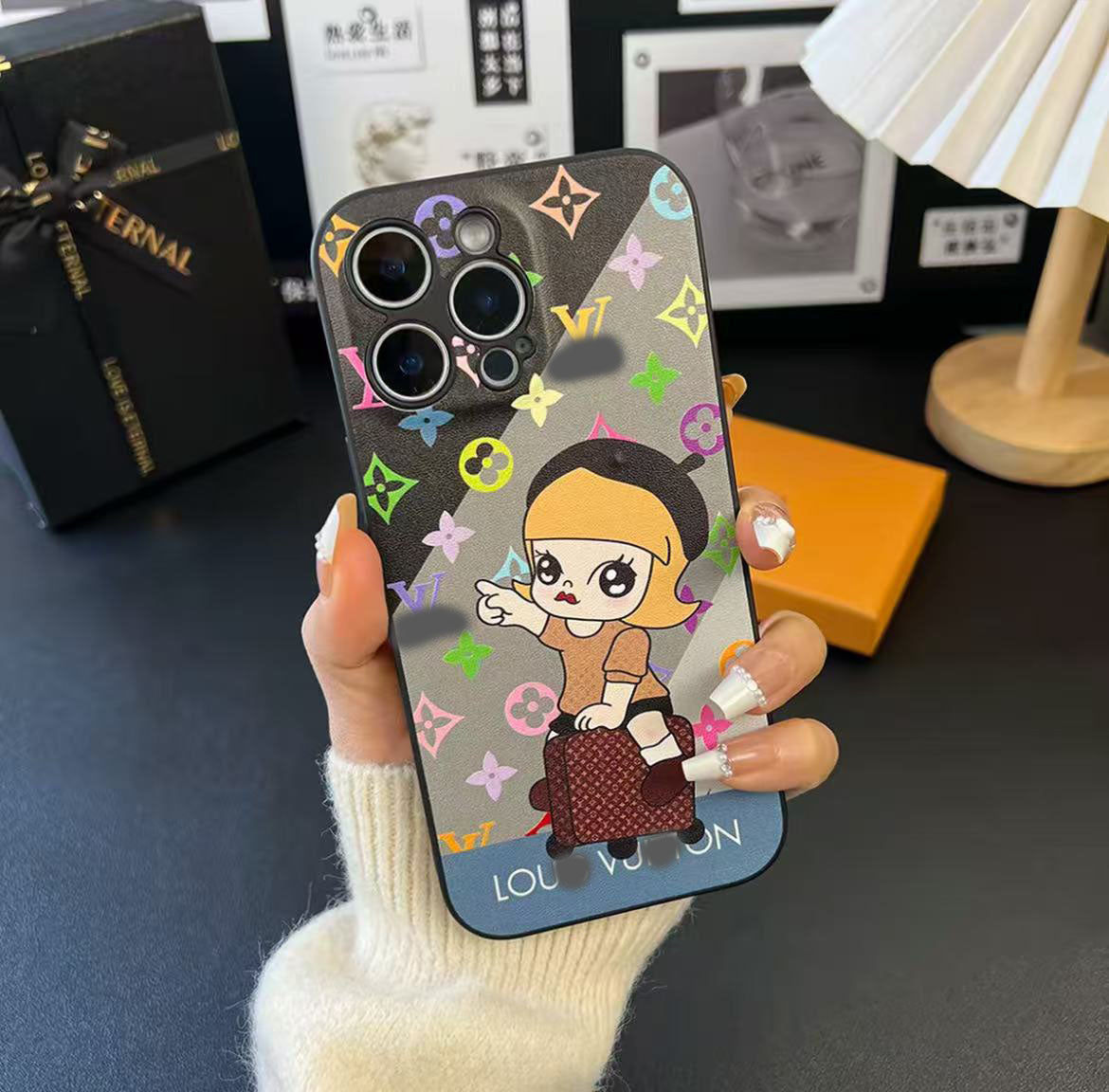 スマホケース  高級感女の子スマホケース  ダブルV  耐衝撃・防振性能に優れ、高級感あふれるスマホケースで、 iPhone13~16 に対応