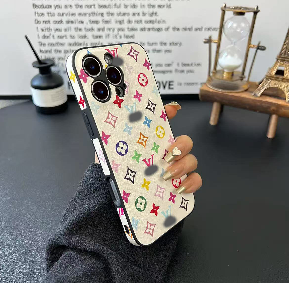 スマホケース  高級感全面花スマホケース  ダブルV  耐衝撃・防振性能に優れ、高級感あふれるスマホケースで、 iPhone13~16 に対応