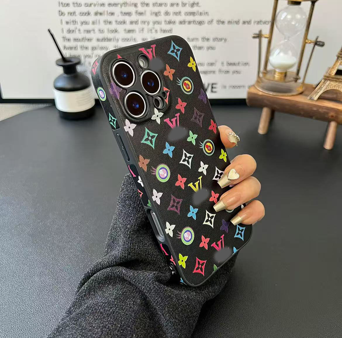 スマホケース  高級感全面花スマホケース  ダブルV  耐衝撃・防振性能に優れ、高級感あふれるスマホケースで、 iPhone13~16 に対応