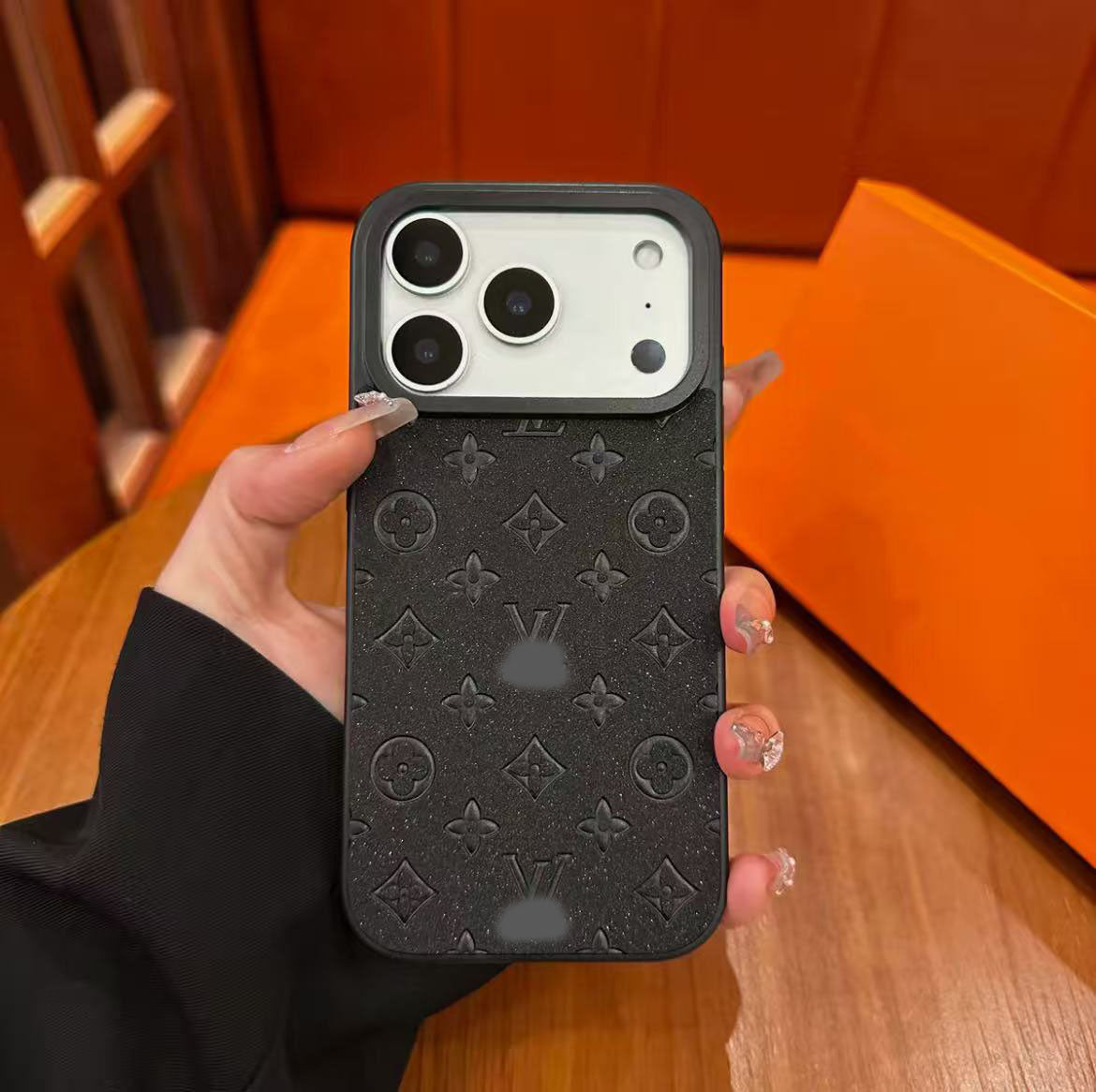 スマホケース  高級感レザー製  ダブルV  グリッタース  耐衝撃・防振性能に優れ、高級感あふれるスマホケースで、iPhone13~17 に対応