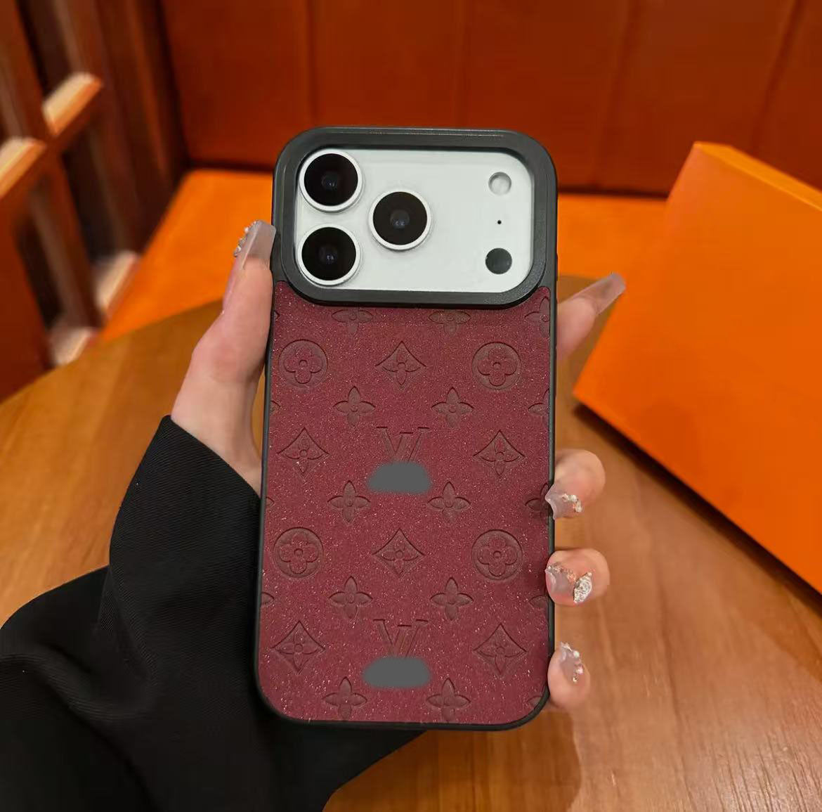 スマホケース  高級感レザー製  ダブルV  グリッタース  耐衝撃・防振性能に優れ、高級感あふれるスマホケースで、iPhone13~17 に対応