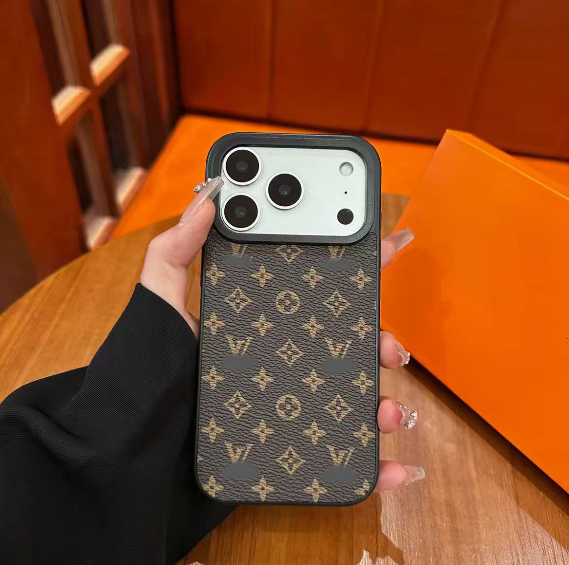 スマホケース  高級感レザー製  ダブルV  グリッタース  耐衝撃・防振性能に優れ、高級感あふれるスマホケースで、iPhone13~17 に対応