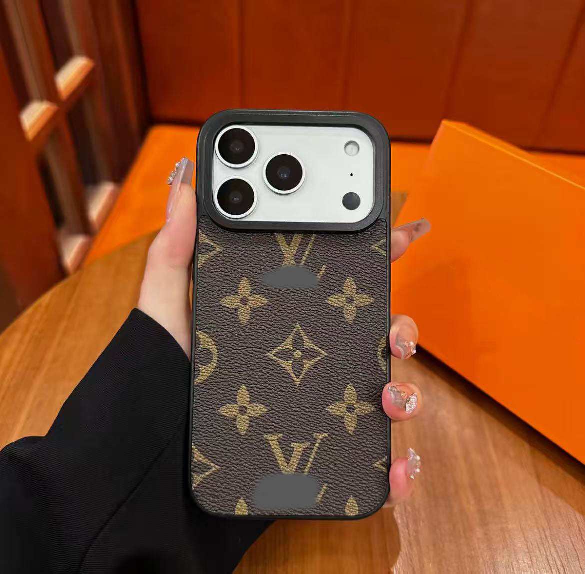 スマホケース  高級感レザー製  ダブルV  グリッタース  耐衝撃・防振性能に優れ、高級感あふれるスマホケースで、iPhone13~17 に対応