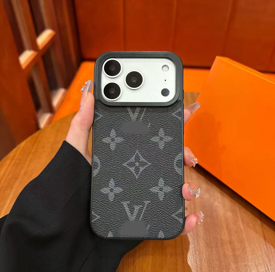 スマホケース  高級感レザー製  ダブルV  グリッタース  耐衝撃・防振性能に優れ、高級感あふれるスマホケースで、iPhone13~17 に対応