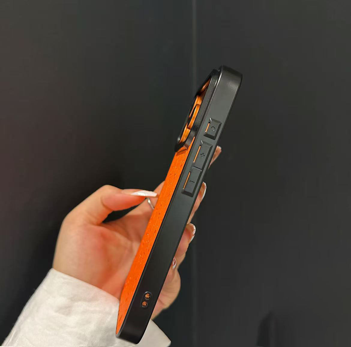 スマホケース  高級感レザー製  ダブルV  グリッタース  耐衝撃・防振性能に優れ、高級感あふれるスマホケースで、iPhone13~17 に対応