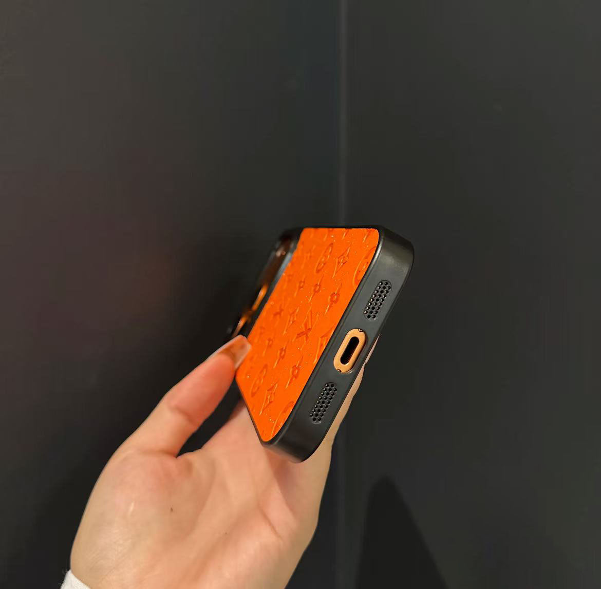 スマホケース  高級感レザー製  ダブルV  グリッタース  耐衝撃・防振性能に優れ、高級感あふれるスマホケースで、iPhone13~17 に対応