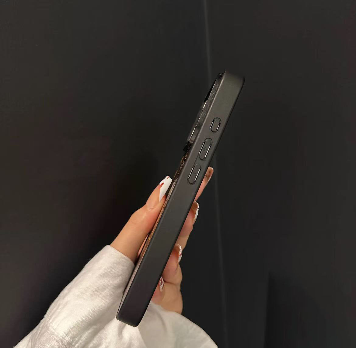 スマホケース  高級感レザー製スマホケース  ダブルV  耐衝撃・防振性能に優れ、高級感あふれるスマホケースで、 iPhone12~17 に対応