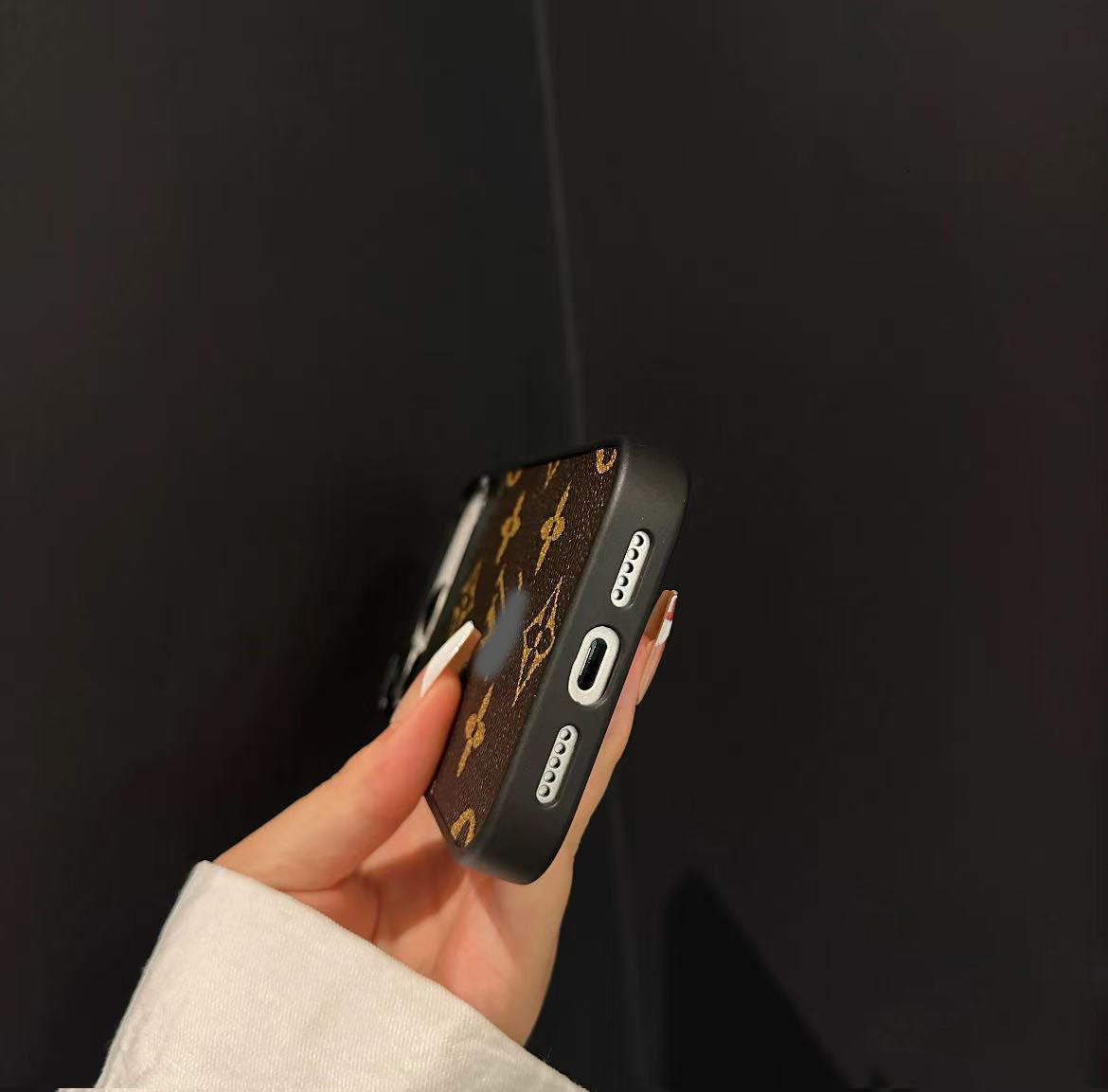 スマホケース  高級感レザー製スマホケース  ダブルV  耐衝撃・防振性能に優れ、高級感あふれるスマホケースで、 iPhone12~17 に対応