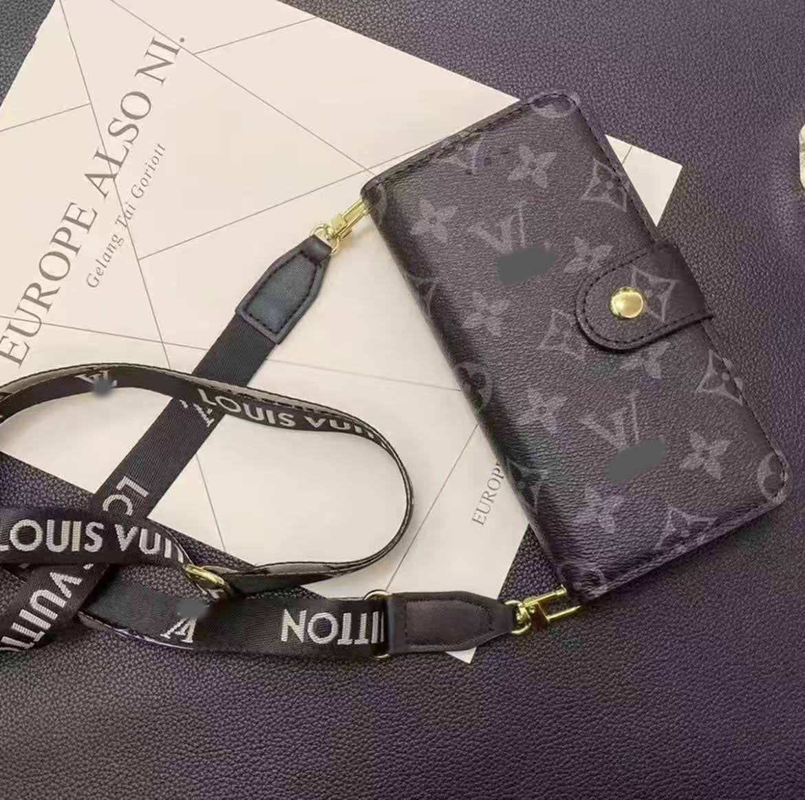 スマホケース  手帳型  高級感 ダブルＶ  耐衝撃・防振性能に優れ、高級感あふれるスマホケースで、iPhone12~17 に対応