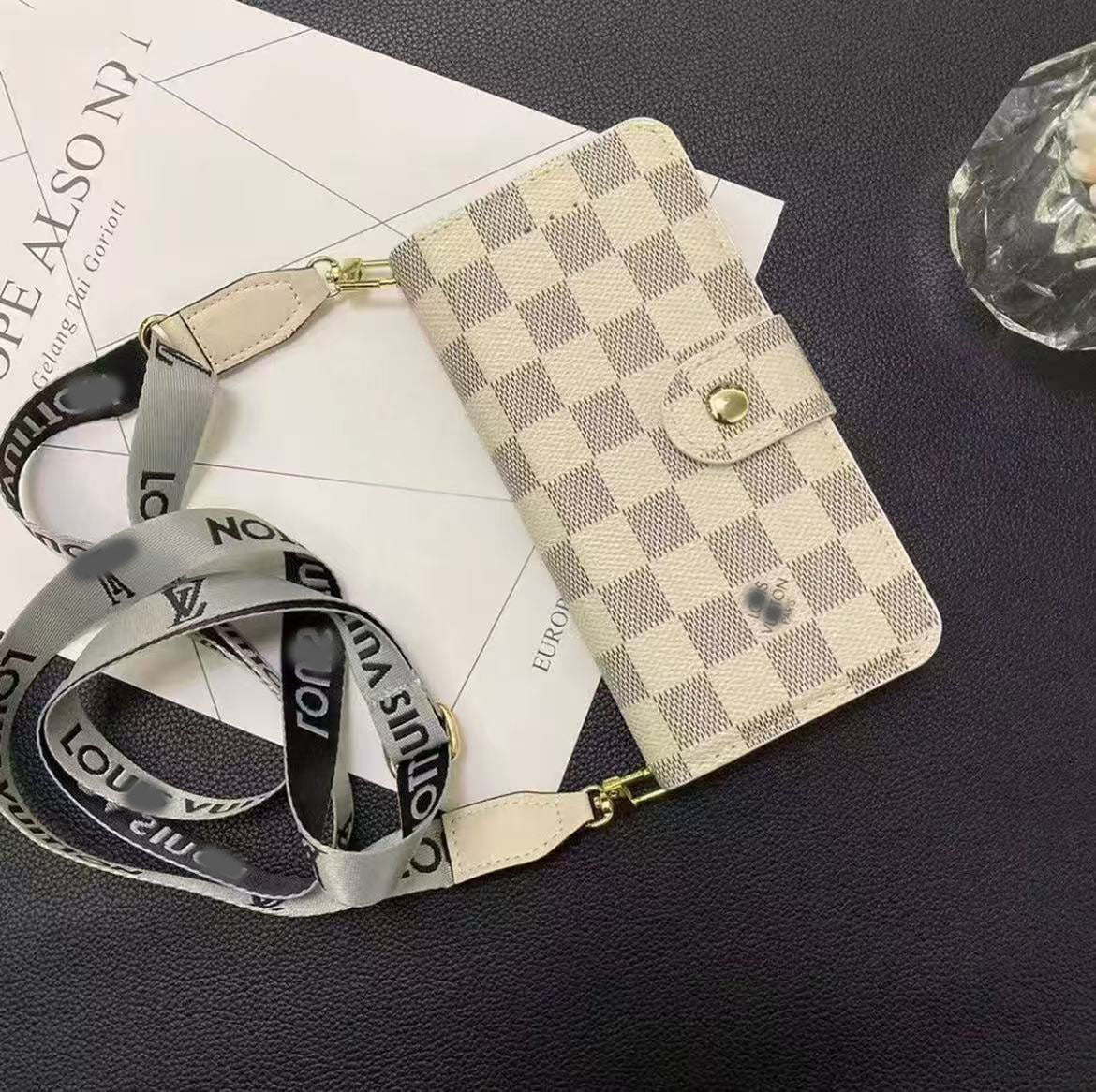 スマホケース  手帳型  高級感 ダブルＶ  耐衝撃・防振性能に優れ、高級感あふれるスマホケースで、iPhone12~17 に対応