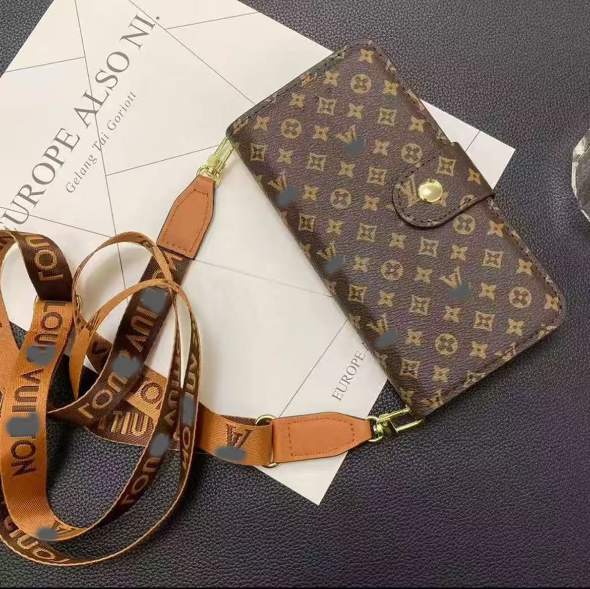 スマホケース  手帳型  高級感 ダブルＶ  耐衝撃・防振性能に優れ、高級感あふれるスマホケースで、iPhone12~17 に対応