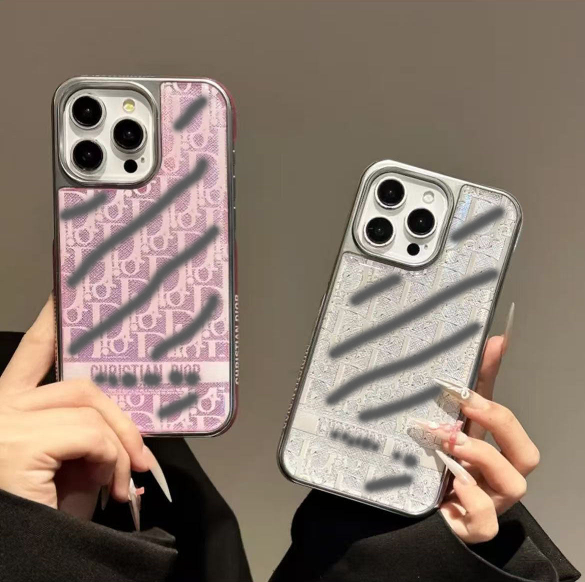 スマホケース    高級感メッキスマホケース ダブルDi**  耐衝撃・防振性能に優れ、高級感あふれるスマホケースで、iPhone13~17 に対応