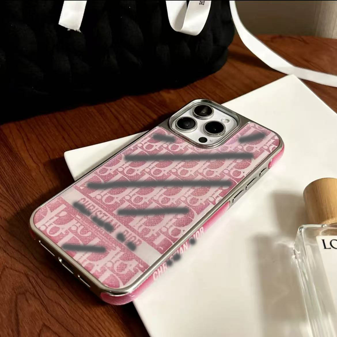 スマホケース    高級感メッキスマホケース ダブルDi**  耐衝撃・防振性能に優れ、高級感あふれるスマホケースで、iPhone13~17 に対応