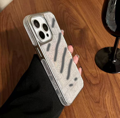 スマホケース    高級感メッキスマホケース ダブルDi**  耐衝撃・防振性能に優れ、高級感あふれるスマホケースで、iPhone13~17 に対応