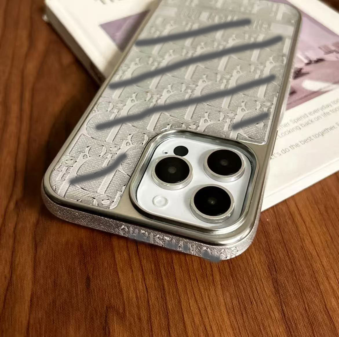 スマホケース    高級感メッキスマホケース ダブルDi**  耐衝撃・防振性能に優れ、高級感あふれるスマホケースで、iPhone13~17 に対応