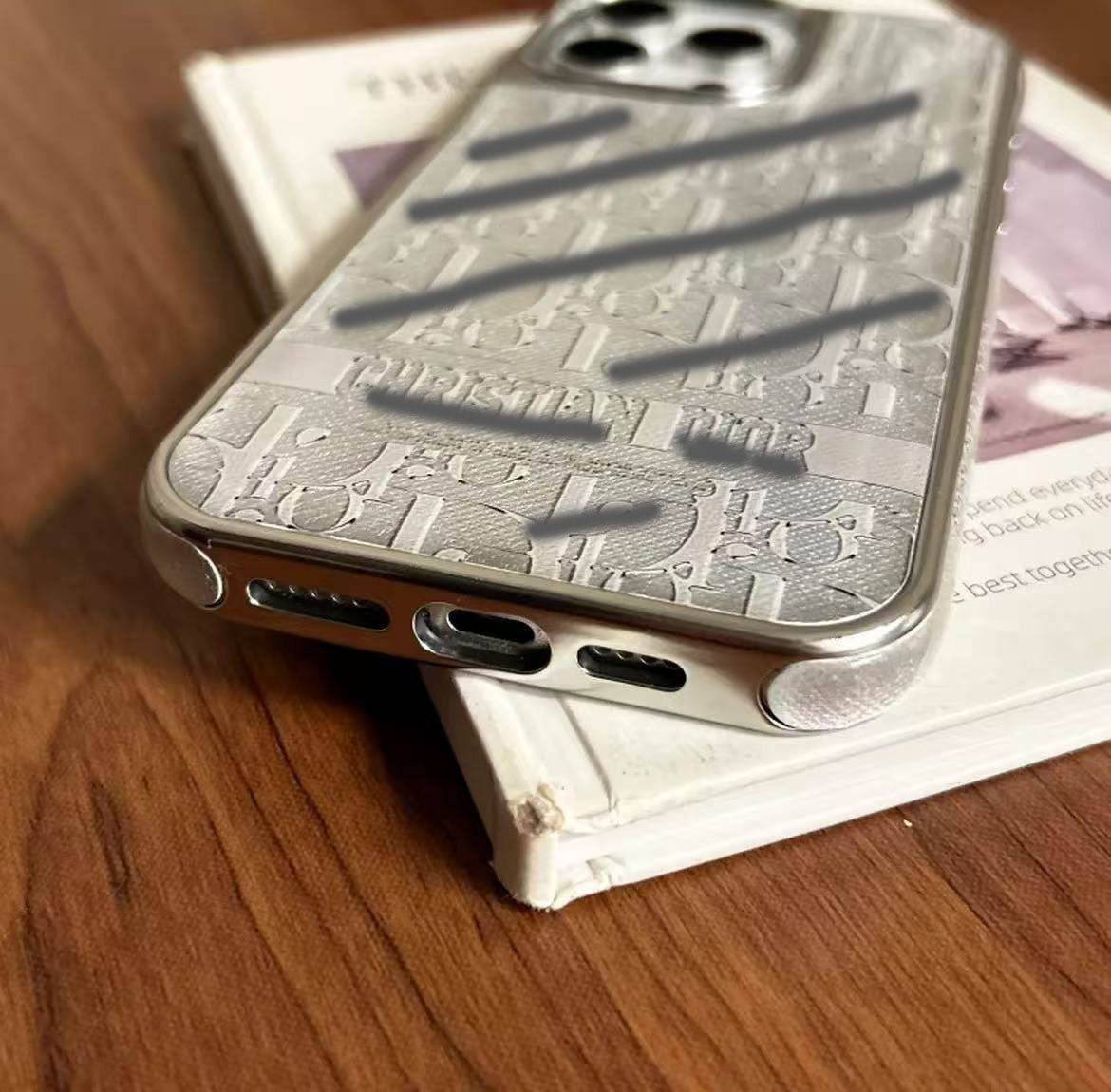 スマホケース    高級感メッキスマホケース ダブルDi**  耐衝撃・防振性能に優れ、高級感あふれるスマホケースで、iPhone13~17 に対応