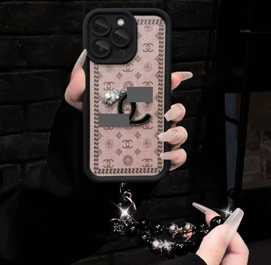 スマホケース  高級感ブレスレットを付き  ダブルC  耐衝撃・防振性能に優れ、高級感あふれるスマホケースで、iPhone11~17 に対応