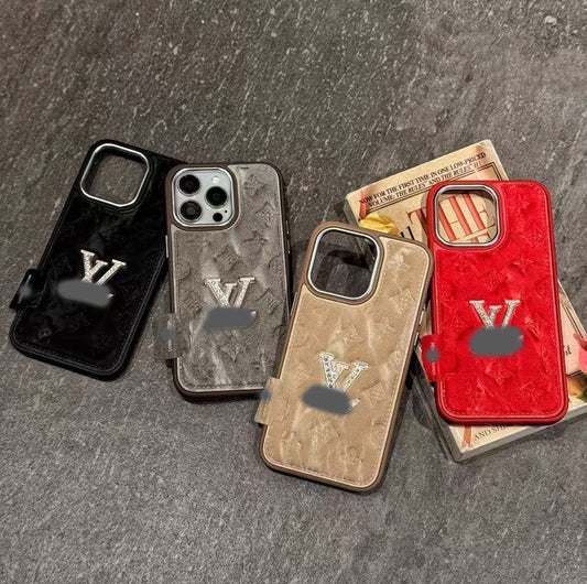 スマホケース  高級感フリース柄エンボス＆スパークリングストーンスマホケース  ダブルV  耐衝撃・防振性能に優れ、高級感あふれるスマホケースで、iPhone13~17 に対応