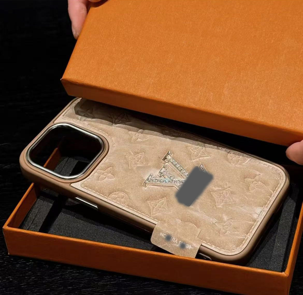 スマホケース  高級感フリース柄エンボス＆スパークリングストーンスマホケース  ダブルV  耐衝撃・防振性能に優れ、高級感あふれるスマホケースで、iPhone13~17 に対応