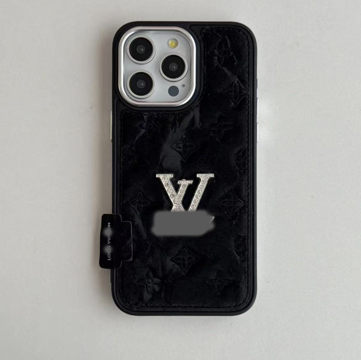 スマホケース  高級感フリース柄エンボス＆スパークリングストーンスマホケース  ダブルV  耐衝撃・防振性能に優れ、高級感あふれるスマホケースで、iPhone13~17 に対応