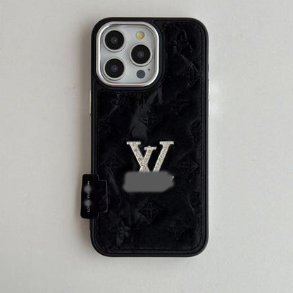 スマホケース  高級感フリース柄エンボス＆スパークリングストーンスマホケース  ダブルV  耐衝撃・防振性能に優れ、高級感あふれるスマホケースで、iPhone13~17 に対応